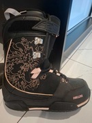 Buty DeeLuxe M 26 (dł. wkładki 22cm) do snowboardu oraz kask 