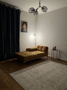 Kanapa musztardowe przed tv