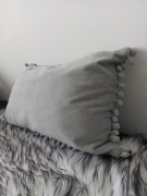 PODUSZKA DEKORACYJNA 30x50 welur pompony z wypełnieniem szara prostokątna