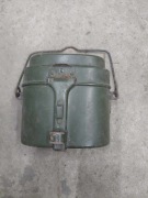 Menażka widoczna na zdjęciach 1954