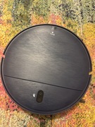 Odkurzacz autonomiczny samojezdny ze stacją dokującą.