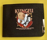 Czarny portfel z motywem kapibary – kompaktowy, stylowy, z okuciem