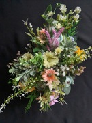 Stroik ze sztucznych kwiatów,kompozycja nagrobna