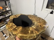 stół topolowy z żywicą epoksydową