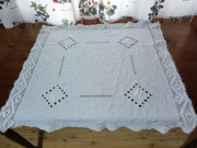 Ręcznie haftowany obrusik z koronką 83x83