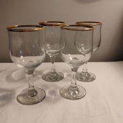 Eleganckie kieliszki do wina – komplet 4 szt. – złota obwódka, vintage PRL