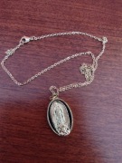 Medalik z Matką Boską prezent I Komunia