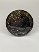 Czarne papierowe talerzyki jednorazowe w złote kropki
