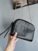 Torebka skórzana Monnari na złotym łańcuszku. Pasek regulowany 