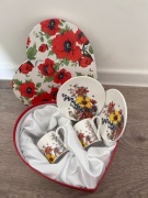 Zestaw porcelanowy: filiżanki, talerzyki, ozdobne pudełka