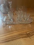 Zestaw sześciu kryształowych kieliszków na tacy