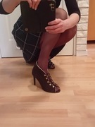 Szpilki czółenka czarne Carinii 39 złote haftki