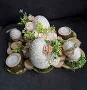 Stroik wielkanocny boho z krążków drewnianych jaja oplecione kwiaty świece 