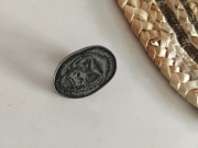 Przypinka z twarzą goryla 