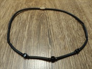 Naszyjnik z czarnego rzemienia kulki kamienie 