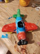 Pomalowany samolot z styropianu