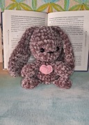 Prezent na walentynki króliczek pluszowy Królik na szydełku z serduszkiem 