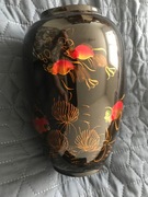 Wazon z czarnej laki- czerwono-złote zdobienia