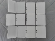 20 (dwadzieścia) plastikowych, białych pudełek.