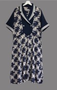 Damska prosta sukienka granatowa z krótkim rękawem w kwiaty Hacem 40/L