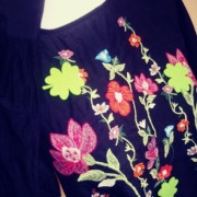 Bluzka czarna z aplikacjami. Haft i filc