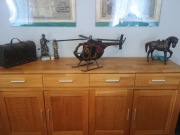 Duży zabytkowy helikopter.