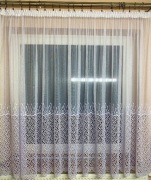 Firana z szerokim pasem koronki