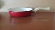 Czerwona patelnia ceramiczna 20cm Emalia Olkusz | PRL, vintage