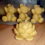 Naturalna świeca z wosku pszczelego – wolnostojąca "Lotos"