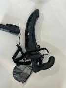 STRAP ON CZARNY NA BATERIE PVC POWYSTAWOWY