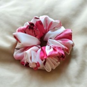 Scrunchies różowa z kwiatowym wzorem maxi 