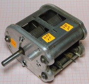 Kondensator powietrzny zmienny 470pF + 470pF ośka 7mm [R2W3]2