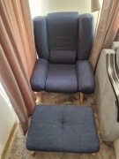 Fotel uszak rozkładany z podnóżkiem skandynawski