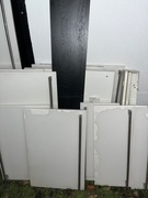 Białe fronty kuchenne, metalowe uchwyty 