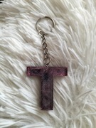 Brelok litera T z żywicy epoksydowej i uv 