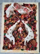 Ramka artystyczna - czaszka owcy i mewy, suszone kwiaty