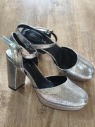 Srebrne sandały na słupku Simply Be – rozmiar 41