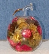 Vintage potpourri różany ogród suszki w przeźroczystym jabłku ze szkła.  UV