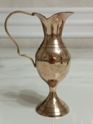 Mosiężny wazon, dzbanuszek, naczynie na wodę.