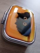 Ozdobne metalowe pudełeczko, kieszonkowa szkatułka - kot black on yellow