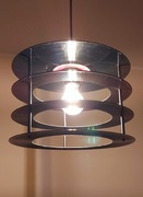 Lampa z płyt winylowych 