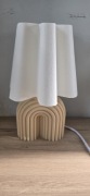 Lampka Boho biało beżowa styl Japandi