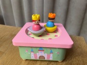 Drewniana pozytywka magnetyczna dla dziewczynki Król i królowa 24+