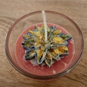 Świeczka sojowa w szklanym pojemniku. Świąteczny prezent