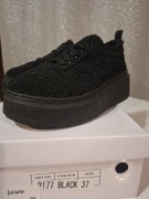 Przewiewne buty z koronki
