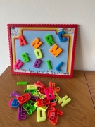 Tablica magnetyczna z literkami