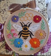 Ręcznie haftowany obraz pszczoły