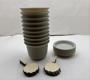 zestaw małych doniczek, podstawek oraz znaczników do roślin.