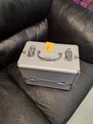 Metalowy kuferek kosmetyczny