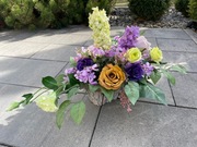 Dekoracja nagrobna w podstawie drewnianej, kompozycja wiosenna